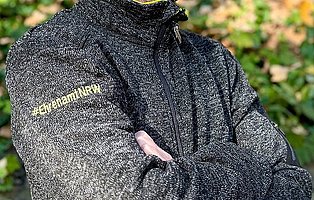 Jacke mit aufgesticktem Slogan