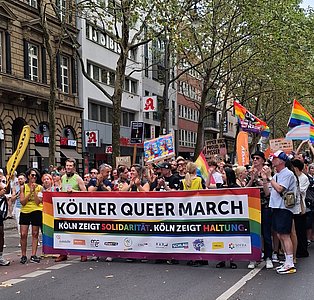 Demonstrierende Queer Marsch in Köln