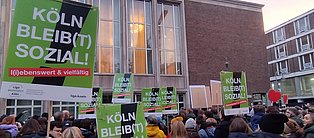 Vertreter der Liga vor dem Kölner Rathaus