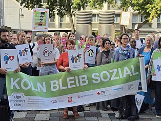 Menschen bei Mahnwache